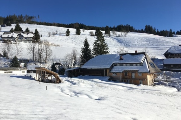 Haus am Bach - Blick vom Rodelhang, im Hintergrund der Kapellenlift