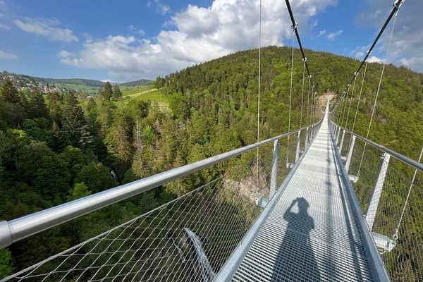 Highlight: Hngebrcke BlackforestLine am Ortseingang von Todtnauberg