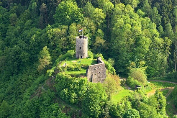 Burg Husen im Grünen von Hausach Copyright: (© Kultur- und Tourismusbüro Hausach) Burg Husen im Grünen von Hausach Copyright: (© Kultur- und Tourismusbüro Hausach)